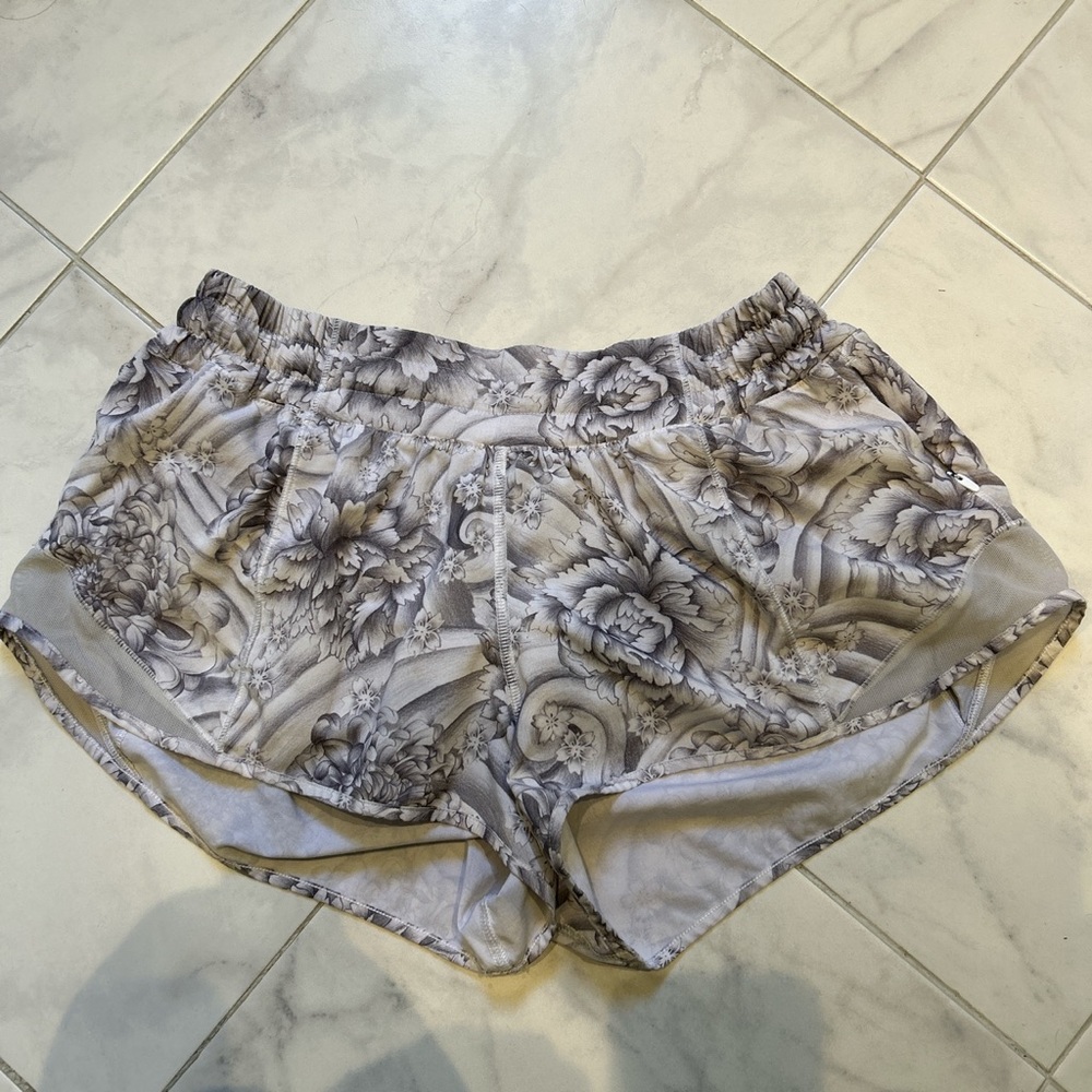 Lulu size 6 speed up 2.5” shorts. Great condition size 6